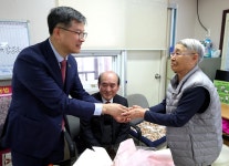 복지부, 경로당 식사 제공 현황 점검 및 이용 어르신 목소리 청취 - 사진 | 멀티미디어 | 대한민국 정책브리핑 복지부, 경로당 식사 제공 현황 점검... 