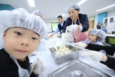 송미령 농식품부 장관, 천안 가람초등학교를 찾아 일일 교사로 재능기부... 송미령 농식품부 장관, 천안 가람초등학교를 찾아 일일 교사로 재능기부