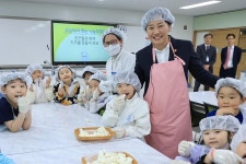 송미령 농식품부 장관, 천안 가람초등학교를 찾아 일일 교사로 재능기부... 송미령 농식품부 장관, 천안 가람초등학교를 찾아 일일 교사로 재능기부