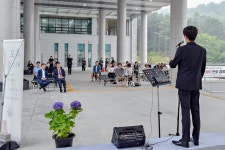 대전문화예술지킴이 사회적협동조합의 추모 버스킹 - 사진 | 멀티미디어 | 대한민국 정책브리핑 대전문화예술지킴이 사회적협동조합의 추모 버스킹