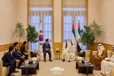 한·UAE 단독회담 및 방명록 서명 - 사진 | 멀티미디어 | 대한민국 정책브리핑 한·UAE 단독회담 및 방명록 서명