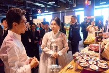 김혜경 여사, 할랄 인증 K-푸드 홍보 행사 방문 - 사진 | 멀티미디어 | 대한민국 정책브리핑 김혜경 여사, 할랄 인증 K-푸드 홍보 행사 방문