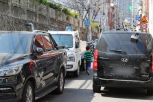 인도 위 불법주정차 차량도 ‘안전신문고앱’으로 신고 가능 - 정책뉴스 | 뉴스 | 대한민국 정책브리핑 인도 위 불법주정차 차량도... 