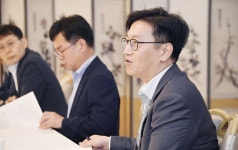 [트렌드 톡톡] 스마트폰 쥔 한국 사회 어휘를 잃다 - 들어볼교양?... | 정책오디오 | 멀티미디어 | 대한민국 정책브리핑 [트렌드 톡톡] 스마트폰 쥔... 