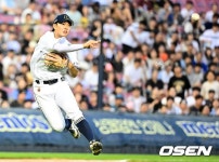 “그냥 예뻐 죽겠다” 16년 만에 1R 지명, 이 정도로 잘할 줄이야…‘10G 타율 .378’ 19세 3루수 성장세 무섭다 | 미주중앙일보