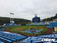 ‘방수포 걷고 훈련 시작’ 비 올까 조마조마한 삼성-SSG, 3차전 정상개최 가능할까 [준PO3] | 미주중앙일보