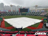 봄비가 쏟아지는 사직구장...7연패 탈출 롯데, 분위기 못 이어도 괜찮을까 [오!쎈 사직] | 미주중앙일보