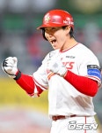 [속보] '1회초 첫 타자 초구 공략' SSG 박성한, 개막 이후 연속 경기 안타 신기록 달성 | 미주중앙일보