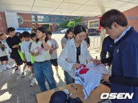 ‘국가대표 외야수’ 민병헌, 일일 티볼강사로 변신…의정부 호암초·회룡초 KBO 찾아가는 티볼교실 개최 | 미주중앙일보
