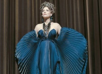 레오 카락스 감독의 묵직한 판타지 뮤지컬 | 미주중앙일보