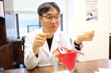 밤마다 찾아오는 어깨통증, 오십견 방치 마세요 | 미주중앙일보