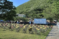 꽃피는 봄, 강원도 산골 밤을 환하게 비춘 찾아가는 영화관 < 웹진 < 기관소식 < 기관소개 - 한국영상자료원 꽃피는 봄, 강원도 산골 밤을 환하게... 