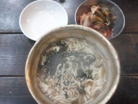 호정 닭한마리에서 파는 닭칼국수 맛있어요