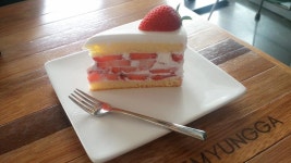 커피명가의 딸기생크림 케익