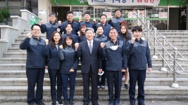 윤종기 이사장님, 남부운전면허시험장에 격려차 순시 홈 > 공단소개 > 공단소개 > 기관장 경영활동 윤종기 이사장님, 남부운전면허시험장에... 