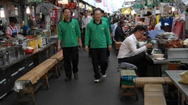 내수경제 활성화를 위한 전통시장 방문 홈 > 공단소개 > 공단소개 > 기관장 경영활동 내수경제 활성화를 위한 전통시장 방문