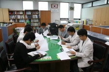 [강원지부] 교통안전 선진기법 연구를 휘한 학습조직 활동 홈 > 공단소개 > 공단소개 > 지역별 경영활동 [강원지부] 교통안전 선진기법 연구를 휘한... 