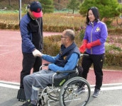 희망과 사랑이 함께하는 사회 김장김치 봉사활동 홈 > 공단소개... KoROAD 사랑나누기 희망과 사랑이 함께하는 사회 김장김치 봉사활동