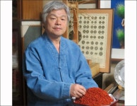 조선시대 색체예술 장인 , 서울시무형문화재 제49호로 지정 [우리문화신문] 조선시대 색체예술 장인 <홍염장>, 서울시무형문화재 제49호로 지정