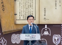 진교훈 강서구청장, 문화예술인과 허준축제 기념 특별전 감상:경인투데이뉴스 ≪경인투데이뉴스≫ 진교훈 강서구청장, 문화예술인과 허준축제... 