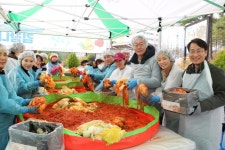 화성시동탄치동천종합사회복지관-화성반딧불봉사단, 지역사회와 함께하는 사랑의 김장 나눔 행사로 온정 전달:경인투데이뉴스 ≪경인투데이뉴스... 