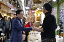 진교훈 강서구청장, 설 맞이 전통시장 찾아 민생 행보:경인투데이뉴스 ≪경인투데이뉴스≫ 진교훈 강서구청장, 설 맞이 전통시장 찾아 민생 행보
