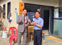 안산시 사동골목상인회, 어버이날 경로당 3개소 카네이션 및 후원 물품 전달:경인투데이뉴스 ≪경인투데이뉴스≫ 안산시 사동골목상인회... 