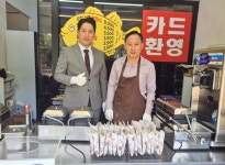 안산시 사동골목상인회, 어버이날 경로당 3개소 카네이션 및 후원 물품 전달:경인투데이뉴스 ≪경인투데이뉴스≫ 안산시 사동골목상인회... 