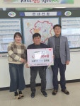 천안시 성환읍 김준동 이장, 이웃돕기 성금 전달:경인투데이뉴스 ≪경인투데이뉴스≫ 천안시 성환읍 김준동 이장, 이웃돕기 성금 전달