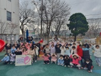 안산시 고잔동 지사협, 시립단원어린이집으로부터 라면 560개... 안산시 고잔동 지사협, 시립단원어린이집으로부터 라면 560개 기탁받아