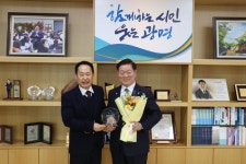 광명시, 민·관협력으로 복지사각지대 해소 철산종합사회복지관, 시장님께 감사패 전달:경인투데이뉴스 ≪경인투데이뉴스≫ 광명시, 민... 