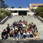 한마관잡화점 | 포토게시판 - 2019학년도 한마관 계단에서 신입생들과 함께