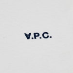 [APC]SS25 남성 PVC 미니로고 티셔츠COHBQ H26391 TAE - LABELLUSSO [APC]SS25 남성 PVC 미니로고 티셔츠COHBQ H26391 TAE