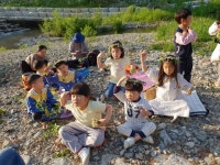 풀꽃반지끼고 토끼풀밭에서 놀았습니다. | 작은도서관