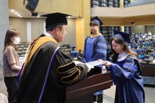 명지투데이 - ‘2022 학년도 후기 석·박사 및 학사 학위수여식’ 열려 ‘2022 학년도 후기 석·박사 및 학사 학위수여식’ 열려