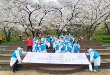 명지투데이 - 명지대학교, 외국인 학우와 함께하는 안산 벚꽃길 따라 플로깅 진행 명지대학교, 외국인 학우와 함께하는 '안산 벚꽃길... 