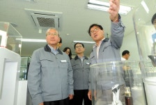 현오석 부총리, 중소.중견기업 (주)연우 현장방문 사진 | | 기획재정부 기획재정부