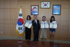 总领事向同胞奖学金生颁发奖学金证书 상세보기|领馆活动 | 大韓民國驻青岛总领事馆 大韓民國驻青岛总领事馆 