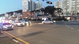 석현동 삼거리 육교에 감시카메라를 설치하면 교통사고를 줄일 것입니다. - 열린시장실 석현동 삼거리 육교에 감시카메라를 설치하면 교통사고를... 