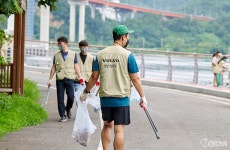 볼보그룹코리아, 창원 귀산해변 환경정화 활동 실시 - 모토야 볼보그룹코리아, 창원 귀산해변 환경정화 활동 실시
