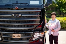 타타대우상용차, ‘30주년 스페셜 에디션’ 1호차 전달식 진행 - 모토야 타타대우상용차, ‘30주년 스페셜 에디션’ 1호차 전달식 진행
