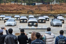 테슬라 코리아, 사이버트럭 최초 인도 행사 성료 - 모토야 테슬라 코리아, 사이버트럭 최초 인도 행사 성료