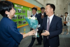 1대 인사혁신처장 재임기간 사진갤러리 조회 < 역대처장 < 인사혁신처 열린처장실 인사혁신처 열린처장실