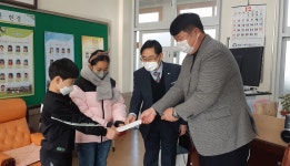현경면 기관사회단체, 관내 초·중학교에 장학금 280만원 전달 - 무안군청 현경면 기관사회단체, 관내 초·중학교에 장학금 280만원 전달