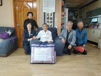 무안군 무안읍노인회분회, 장수어르신 이불 전달로 따뜻한 온정 베풀어 - 무안군청 무안군 무안읍노인회분회, 장수어르신 이불 전달로 따뜻한... 