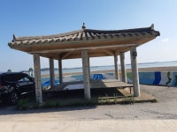 동네 우산각이 곧 무너지려합니다. - 열린군수실 동네 우산각이 곧 무너지려합니다.
