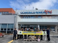 청계면 유니크우드㈜, 한우체험농장에 어린이용 의자 기부 - 무안군청 청계면 유니크우드㈜, 한우체험농장에 어린이용 의자 기부