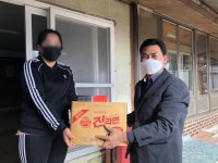 청계중학교 총동문회, 취약계층에 라면 200박스 기탁 - 무안군청 청계중학교 총동문회, 취약계층에 라면 200박스 기탁