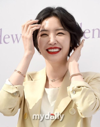 [MD포토] 김새롬 `플레쉬 세례에 수줍은 미소` - 마이데일리 [MD포토] 김새롬 '플레쉬 세례에 수줍은 미소'