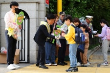 남동구, 석정초등학교 등굣길 교통안전 캠페인으로 안전한 통학로 조성:내외신문 ≪내외신문≫ 남동구, 석정초등학교 등굣길 교통안전... 